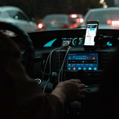 Multas por manejar con el celular en la mano en Chile