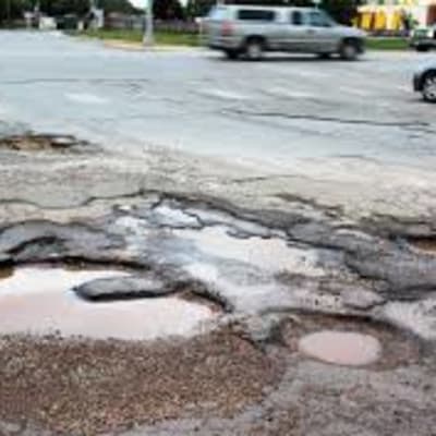  ¡Chile bajo agua! Hoyos en las calles: consejos para protegerte y la importancia del seguro de auto