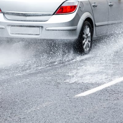 ¡Cuidado con los charcos! Conoce la multa por mojar a un peatón y conduce seguro bajo la lluvia