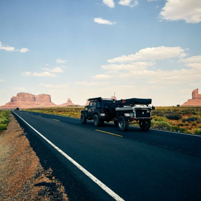 ¿Cómo asegurar un auto con remolque de carga?