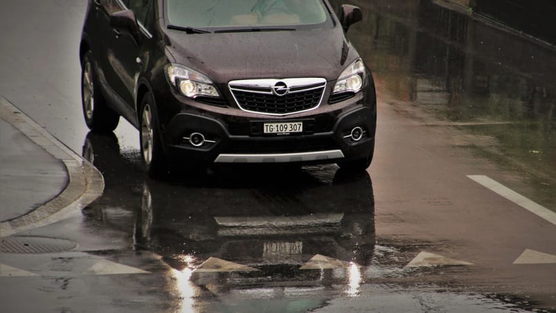 6 consejos para manejar en la lluvia de forma segura