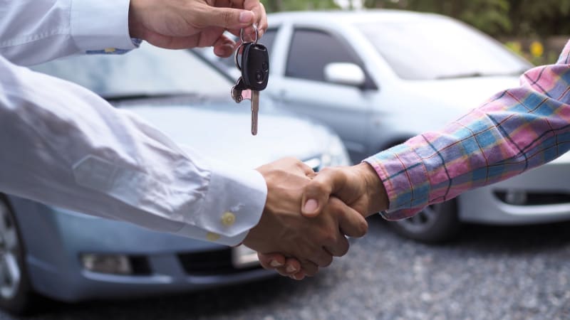 ¿Qué pasa con mi seguro de auto si lo vendo?