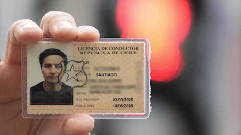 Cómo obtener la licencia de conducir en Chile siendo extranjero y por qué es importante contratar un seguro de auto con SafeLemon