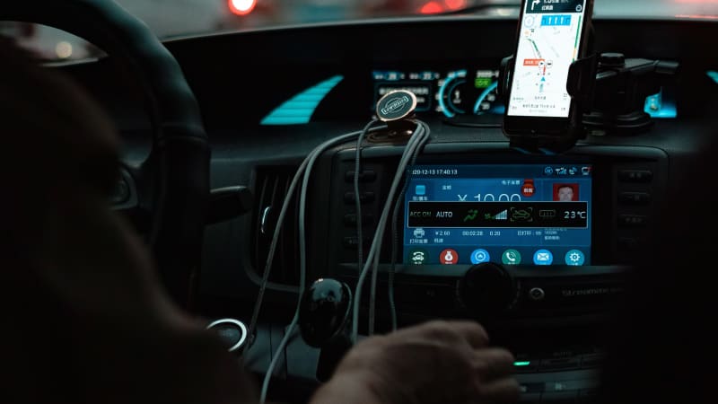 Multas por manejar con el celular en la mano en Chile