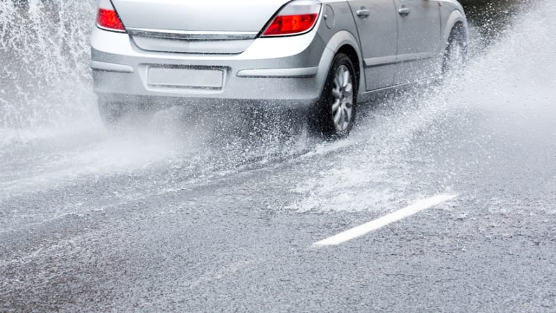 ¡Cuidado con los charcos! Conoce la multa por mojar a un peatón y conduce seguro bajo la lluvia
