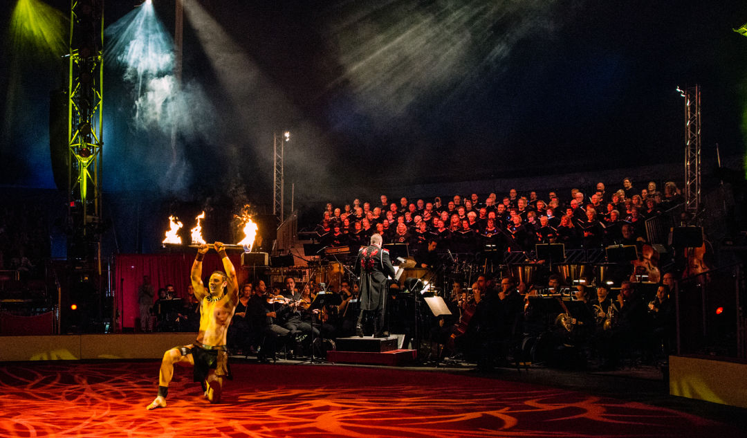 Cirque des voix fire twirler z4c9jj