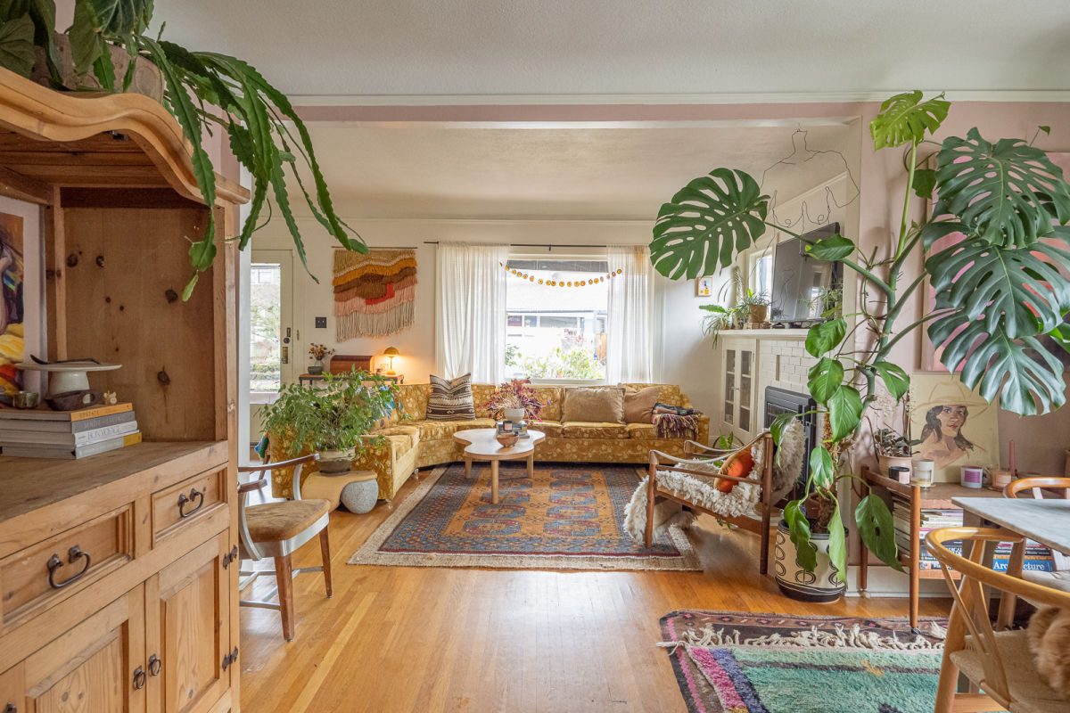 あいいろ ③Boat House ボートハウス 当時物 Property Watch: A Delightful Pink and Green Bungalow Steps from