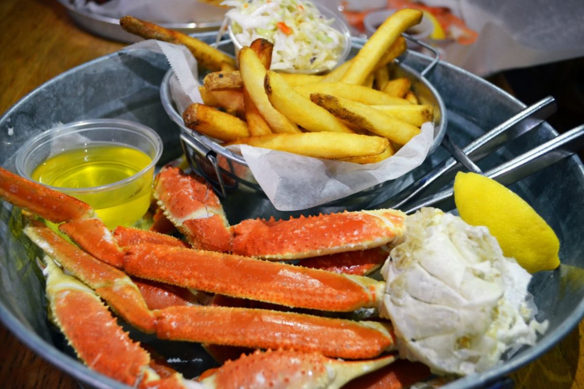 Captain Curt's Crab and Oyster Bar Restaurants Sarasota Magazine
