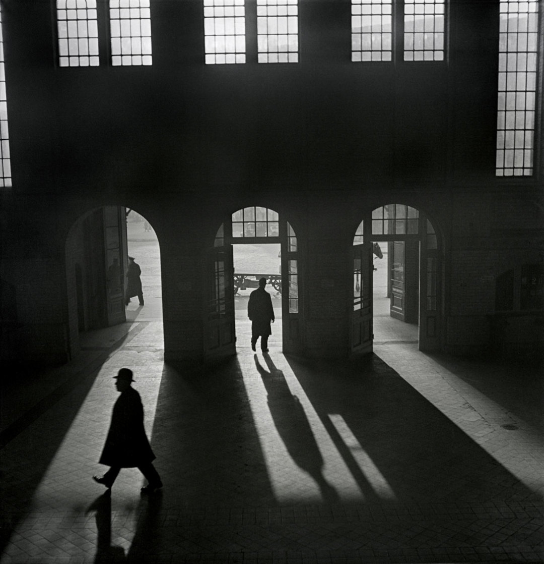 1015 town roman vishniac interior of the anhalter bahnhof railway terminus near potsdamer platz berlin qhkvsa