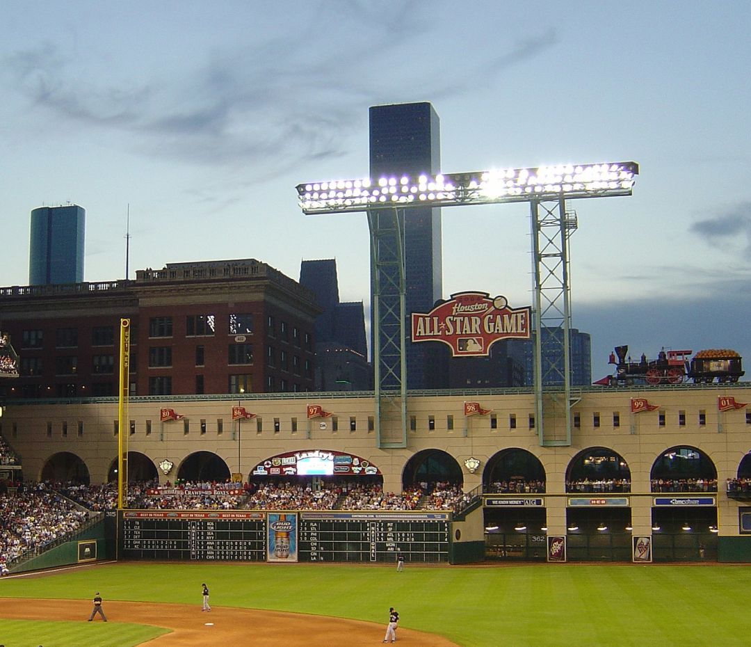 Astros Mascot Orbit Goes Streaking Across Minute Maid Park for His