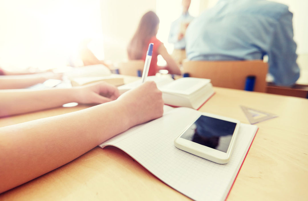 essay mobile phones at school