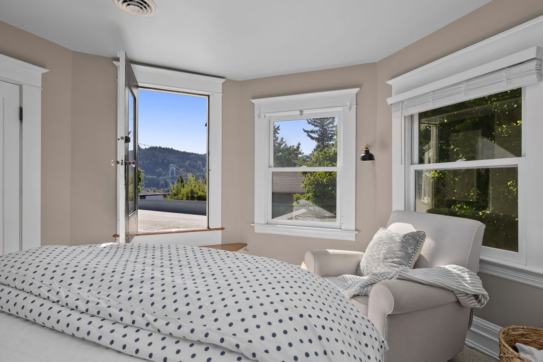 39-web-or-mls-8305-n-willamette-blvd-bedroom_zwmfua Property Watch: A Stately Historic Home Overlooking the Willamette River