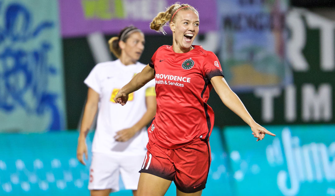 Dagny brynjarsdottir celebrates game winning goal lrhiku