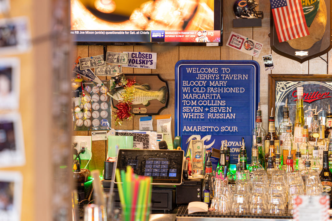 jerrys-tavern-bar-restaurant_mike-novak_gsshyw Restaurant Review: Jerry’s Tavern Is Wise Beyond Its Years