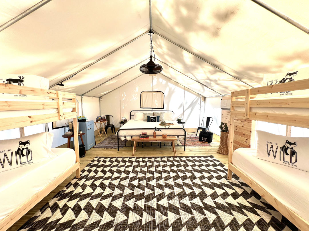 One of Timberline Glamping Sarasota's campsite features a king bed and two sets of bunks.