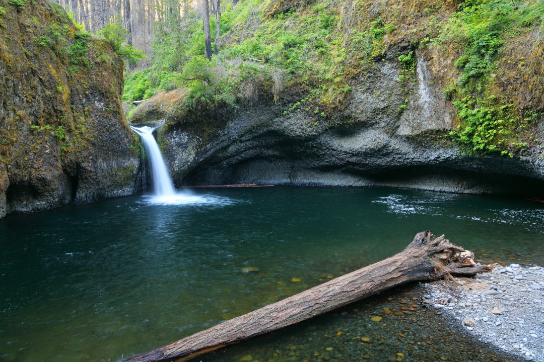 These Columbia River Gorge Waterfall Hikes Don't Require a Timed