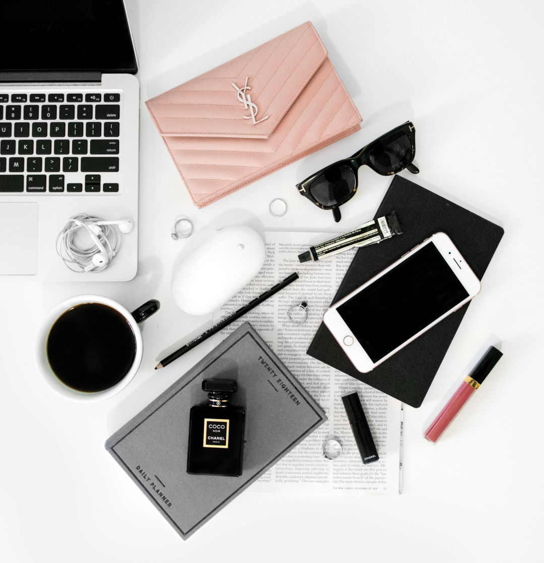 Becca risa luna scrivania flatlay sb9r4c