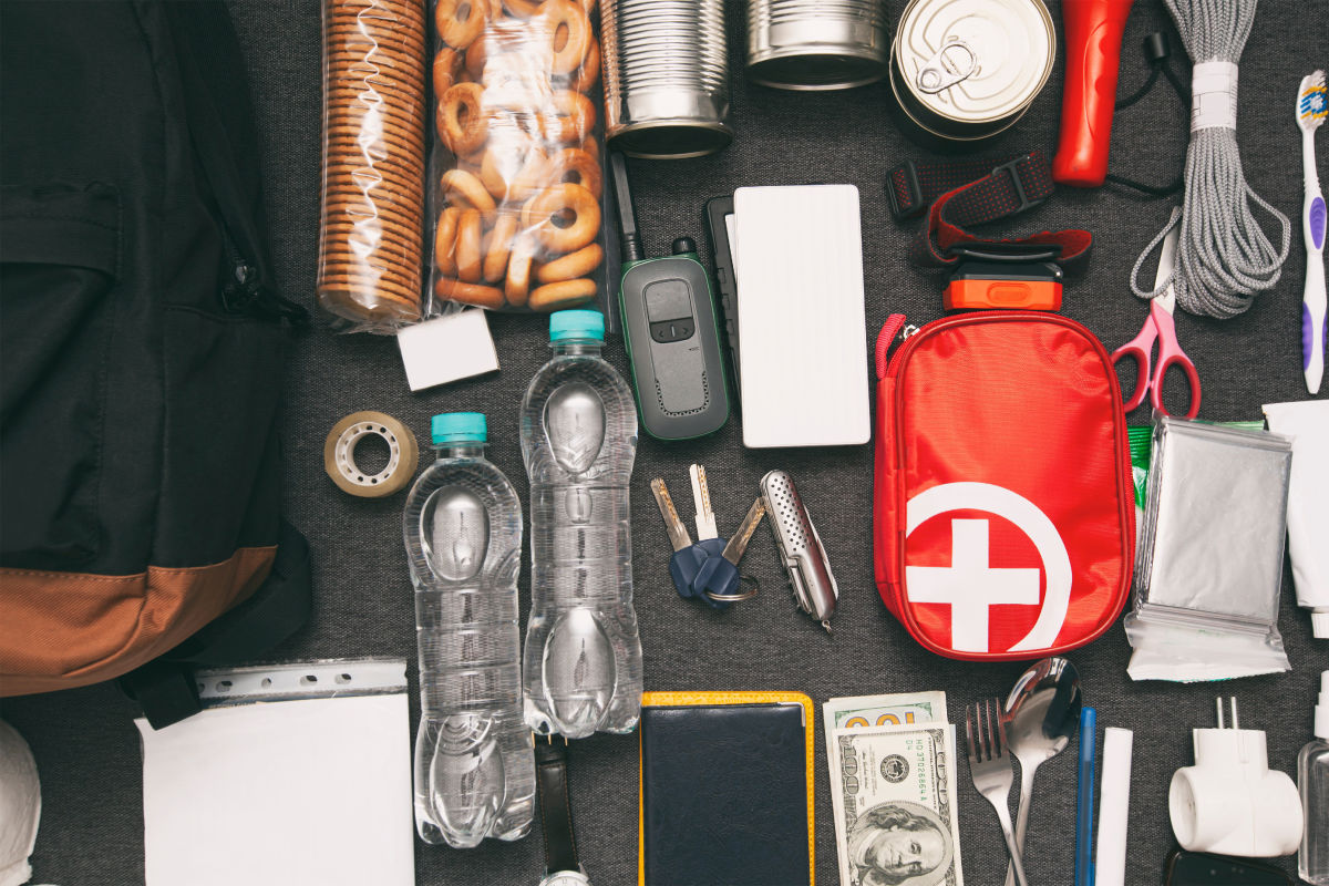 15 Essential Items to Put in a Power Outage Emergency Kit