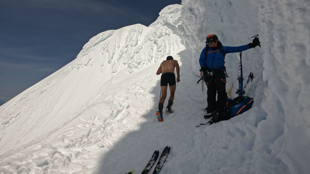 In Only His Boxers, This Extreme Athlete Sets a New Record on Mount ...