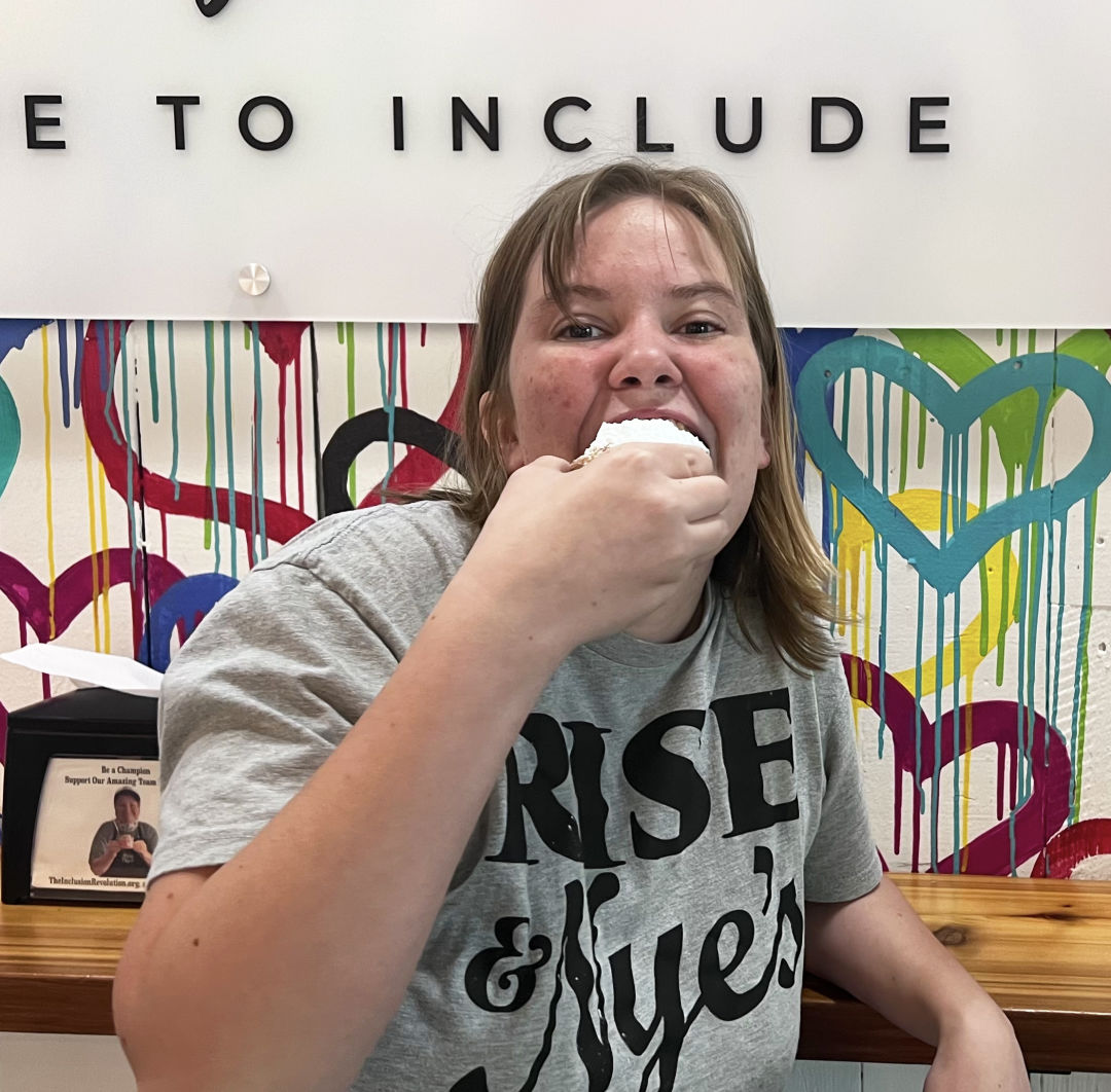 Ellerie eating beignets at Rise & Nye's.