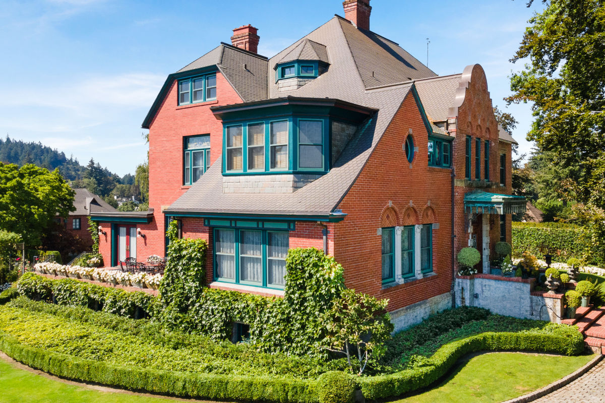Property Watch: An Old-School Estate Perched High Above the City Property Watch: An Old-School Estate Perched High Above the City