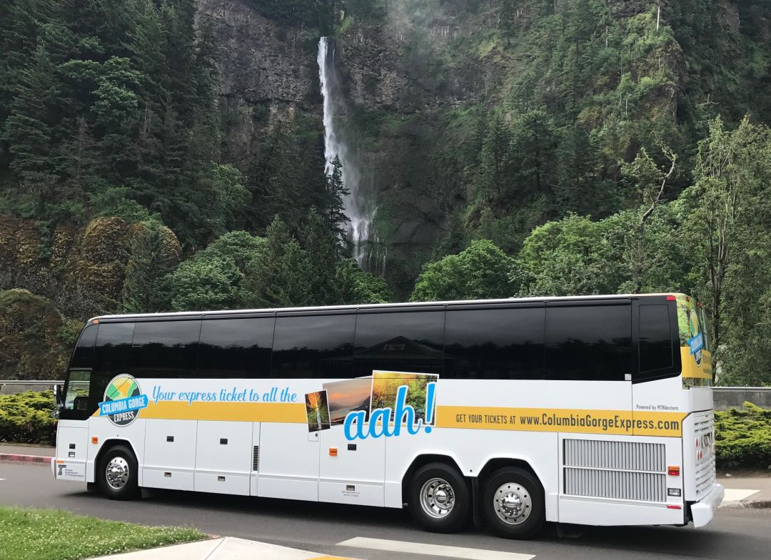Bus in front of falls cropped vamhzu