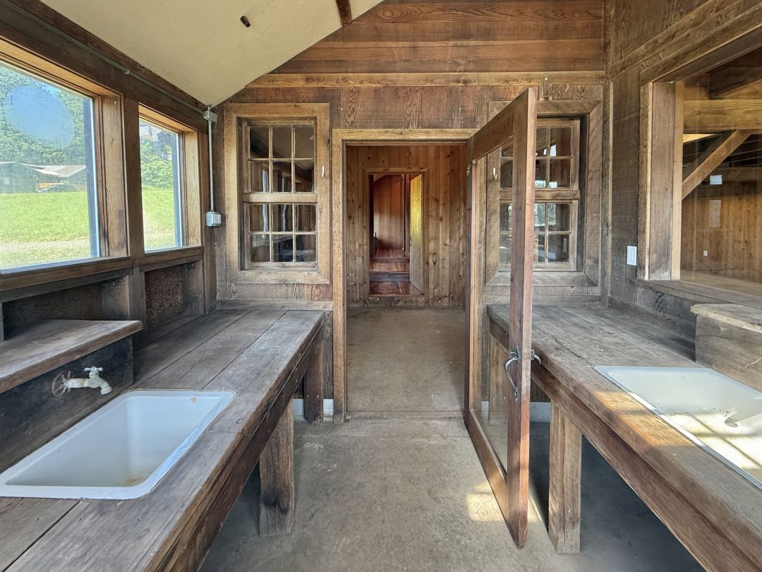 31BarnMiniKitchen_f64bxf Property Watch: A McMinnville Commune Where Steve Jobs Picked Apples