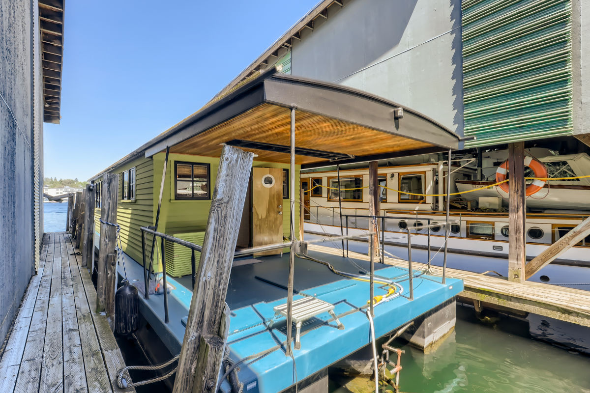 Property Watch Houseboat You Can Drive on Lake Union in Seattle