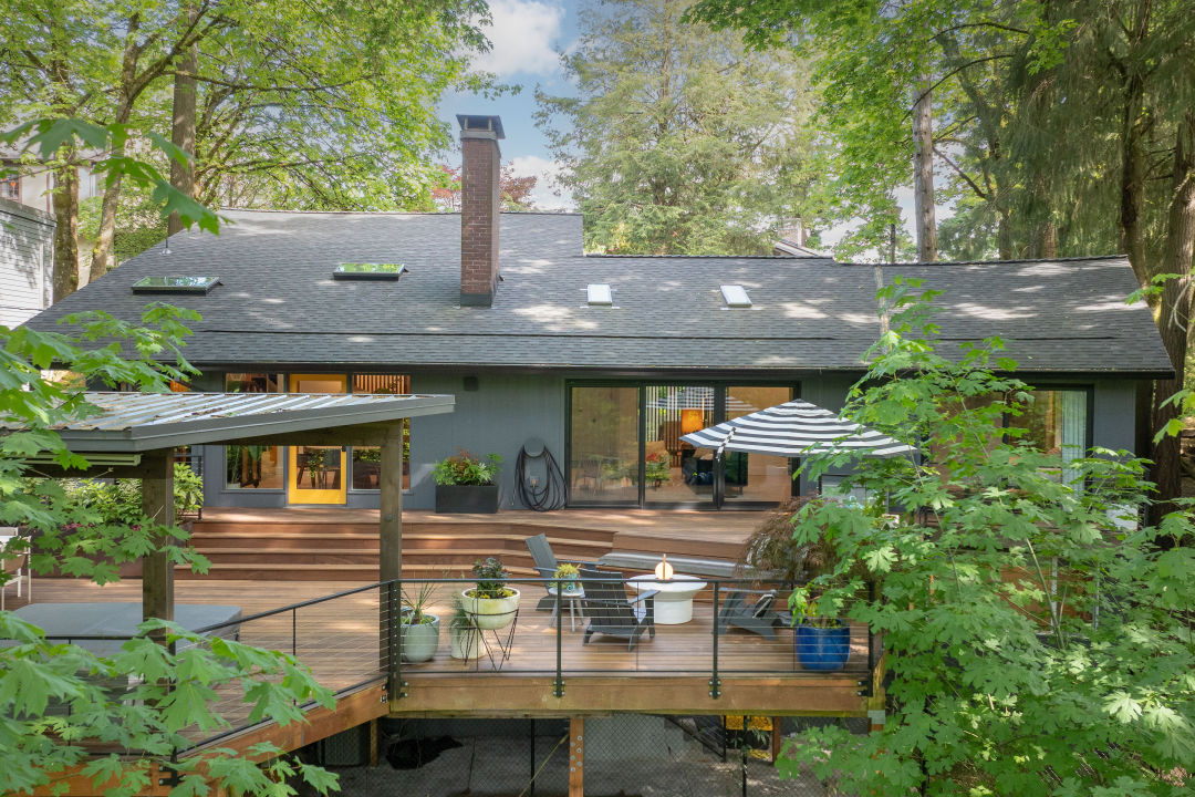 StacksPhotoCompany_6422swBurlingamePl-112-exterior_pq5sox Property Watch: A Portland Designer’s Remodeled Midcentury 'Treehouse'