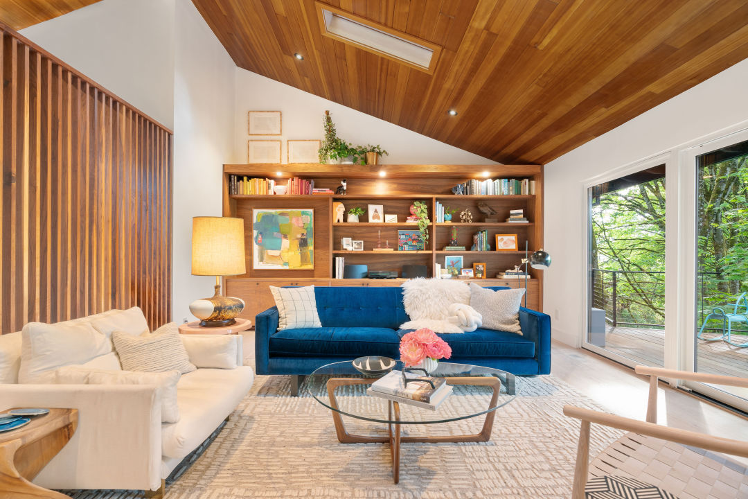 StacksPhotoCompany_6422swBurlingamePl-304-living2_arr3kz Property Watch: A Portland Designer’s Remodeled Midcentury 'Treehouse'