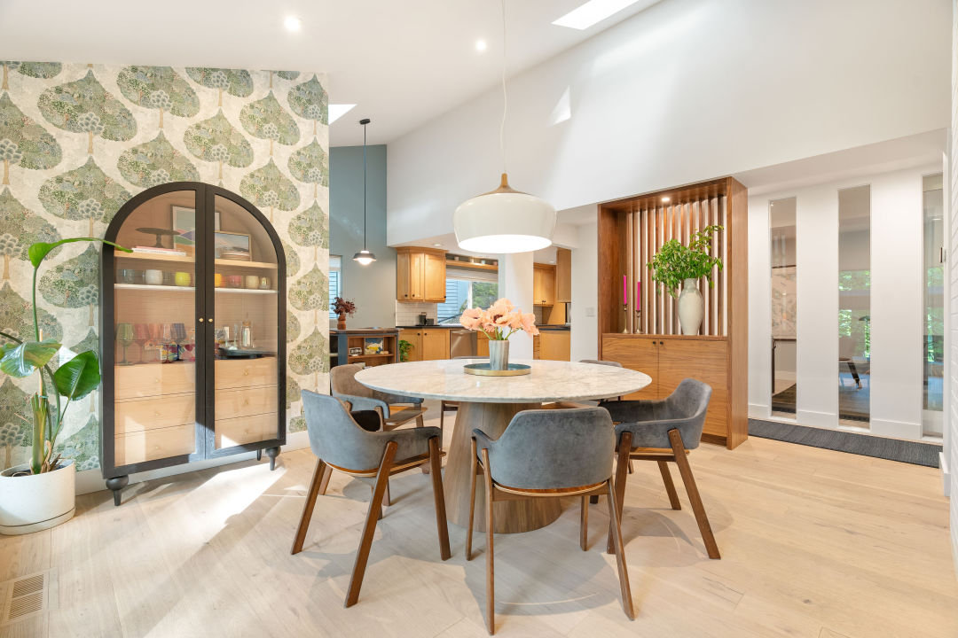 StacksPhotoCompany_6422swBurlingamePl-308-dining_jknpma Property Watch: A Portland Designer’s Remodeled Midcentury 'Treehouse'