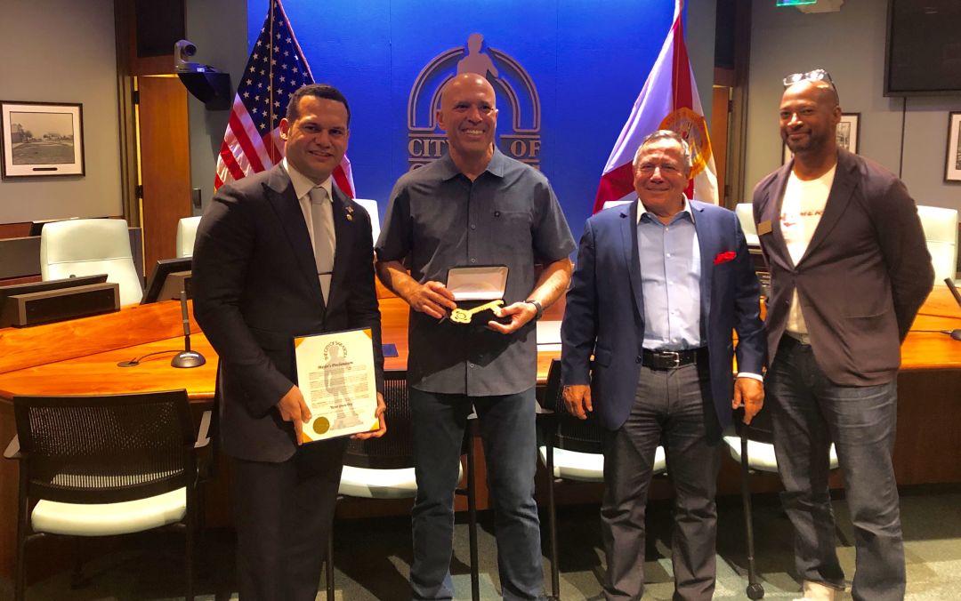 Sarasota mayor awards sports celebrity Royce Gracie key to the city.