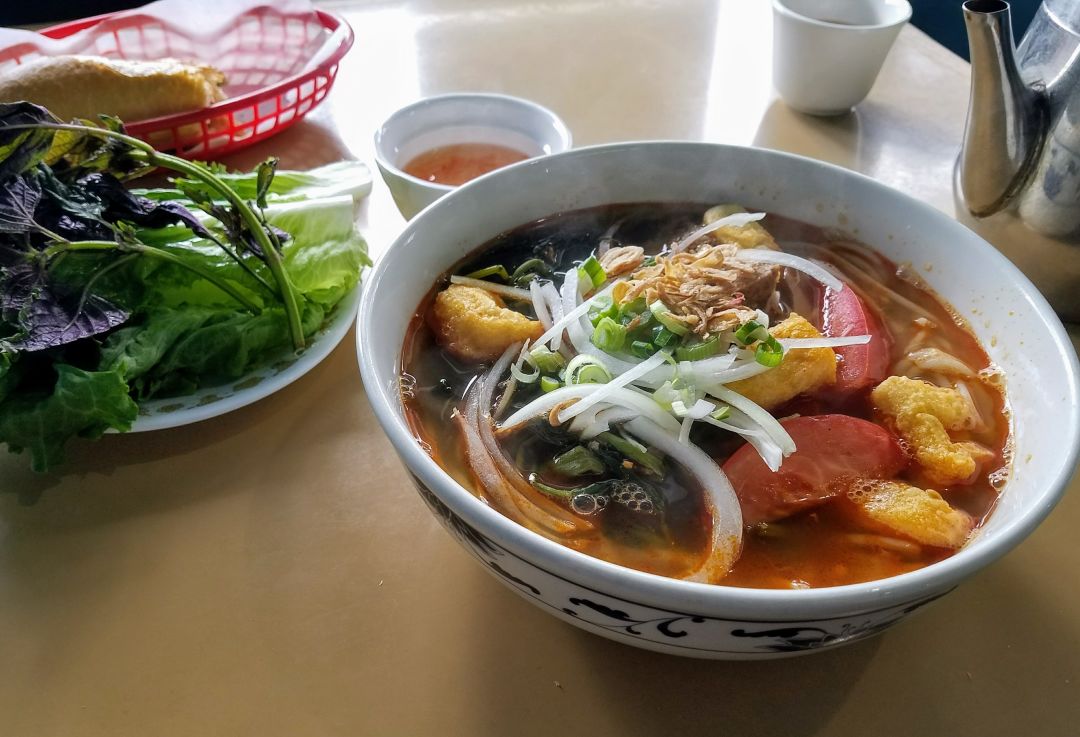 Ba nh mi nam lo c canh bun dfq3tv