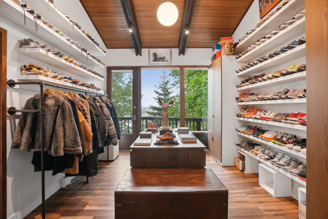 Linnton_raised_ranch-closet-Gary_Banzer_with_Above_Everything_Imaging_znsss4 Property Watch: A Custom ’70s-Meets-Midcentury in the Trees in Linnton
