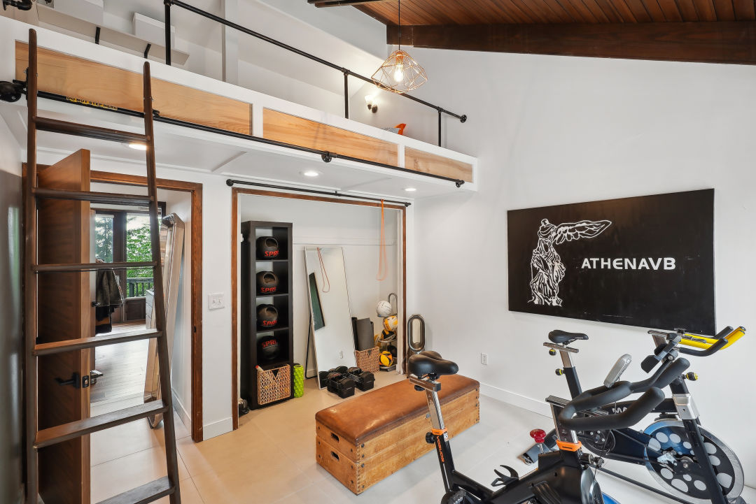 Linnton_raised_ranch-loft-Gary_Banzer_with_Above_Everything_Imaging_gspgso Property Watch: A Custom ’70s-Meets-Midcentury in the Trees in Linnton
