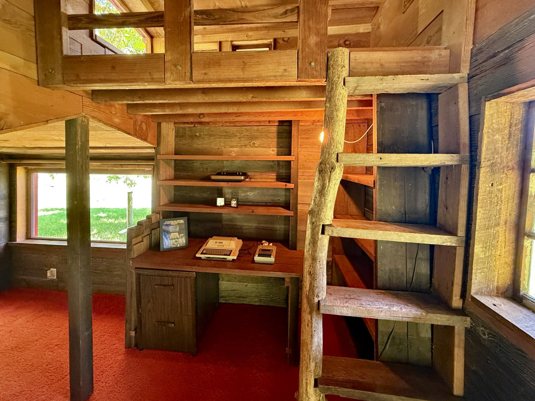 cabin-interior_gsqwen Property Watch: A McMinnville Commune Where Steve Jobs Picked Apples