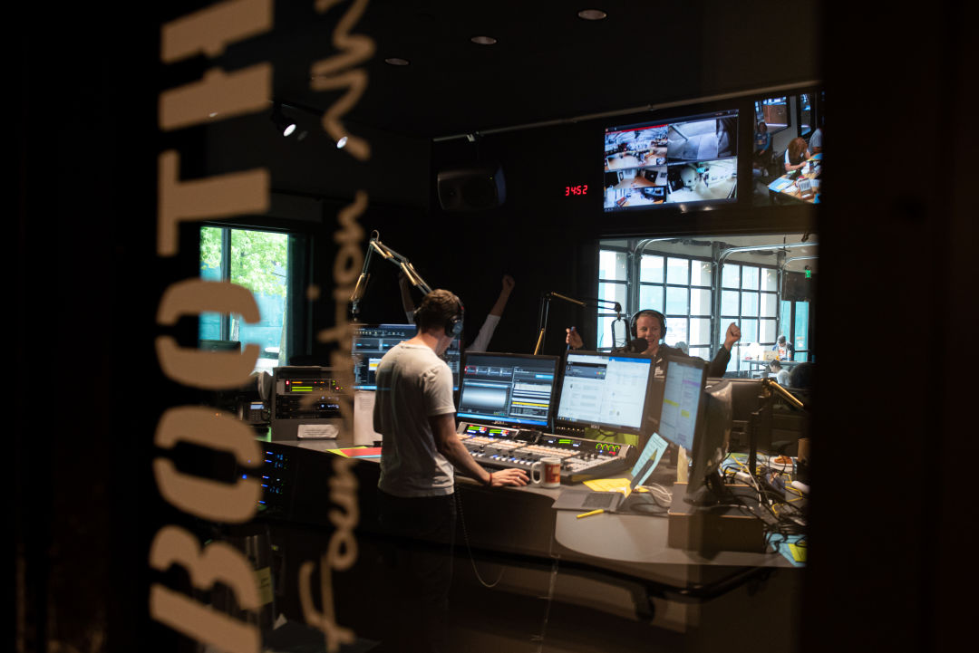 KEXP Goes Dwell within the Bay Space 1 KEXP Nataworry 0139