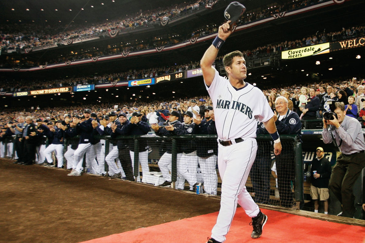 Seattle Mariners legend Edgar Martinez receives the call to the