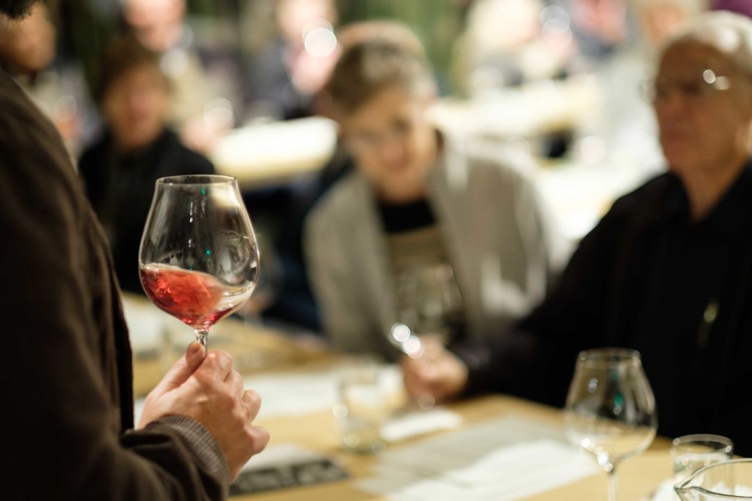 Wine tasting with torii mor. photo by peter friedman. zvbo7y