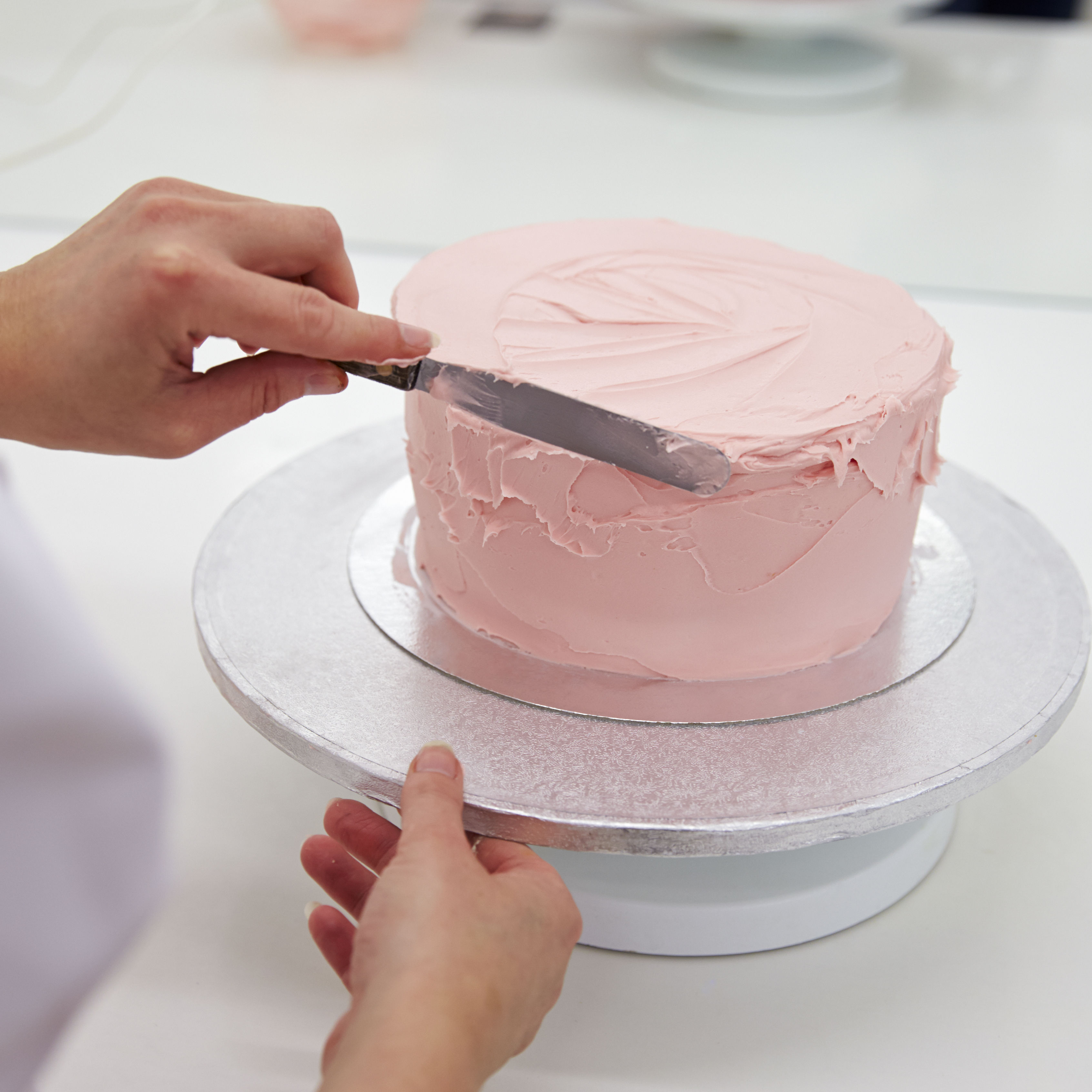 украшение торта шпателем. торт с шоколадным покрытием. ганаш на крем чиз. ганаш для торта шоколадный. выровненный торт.