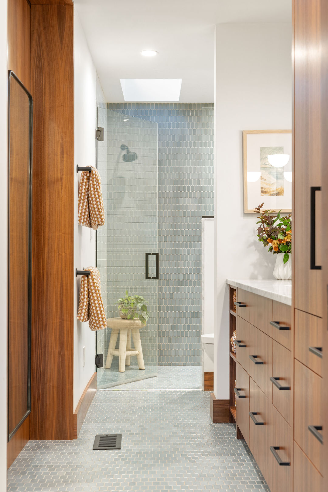 StacksPhotoCompany_6422swBurlingamePl-61-bathroom_t0llgw Property Watch: A Portland Designer’s Remodeled Midcentury 'Treehouse'