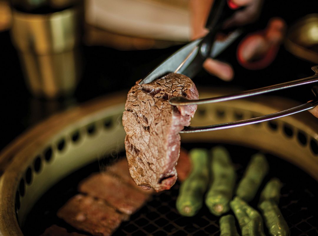 Diners use scissors to cut meat into bite-sized pieces