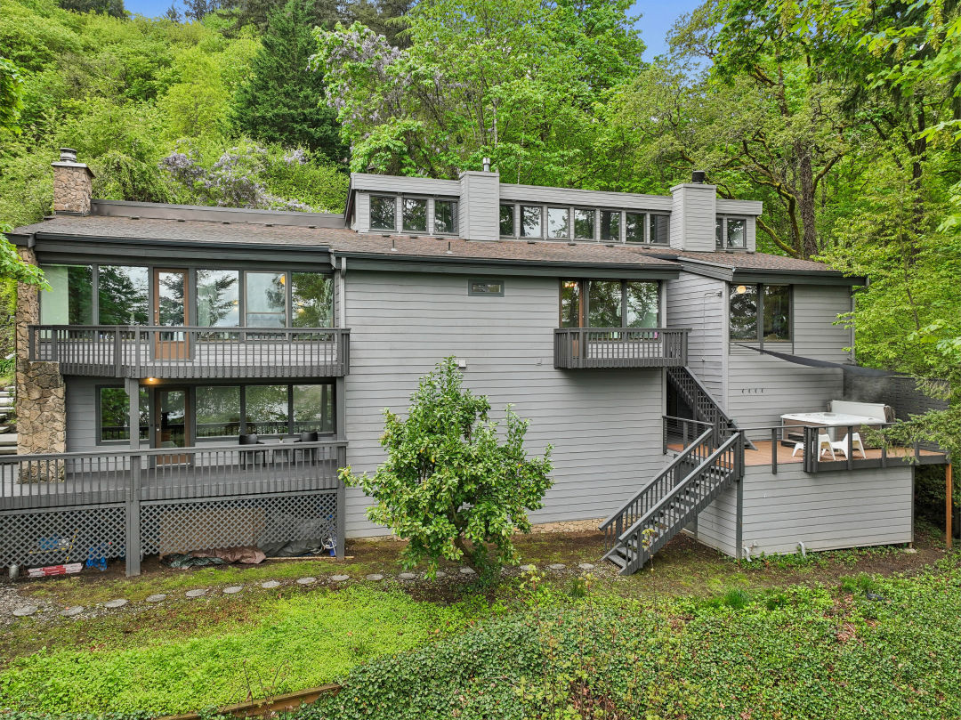 Linnton_raised_ranch-exterior-Gary_Banzer_with_Above_Everything_Imaging_sjalsg Property Watch: A Custom ’70s-Meets-Midcentury in the Trees in Linnton