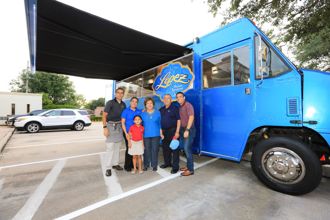 2017 lopez mexican restaurant dulce de lopez dessert truck with lopez family w00cpa