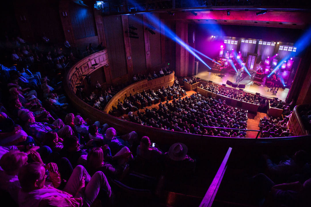 Vpac venue branding shot photo zach mahone artist trace adkins summer 2014 2 kaztix