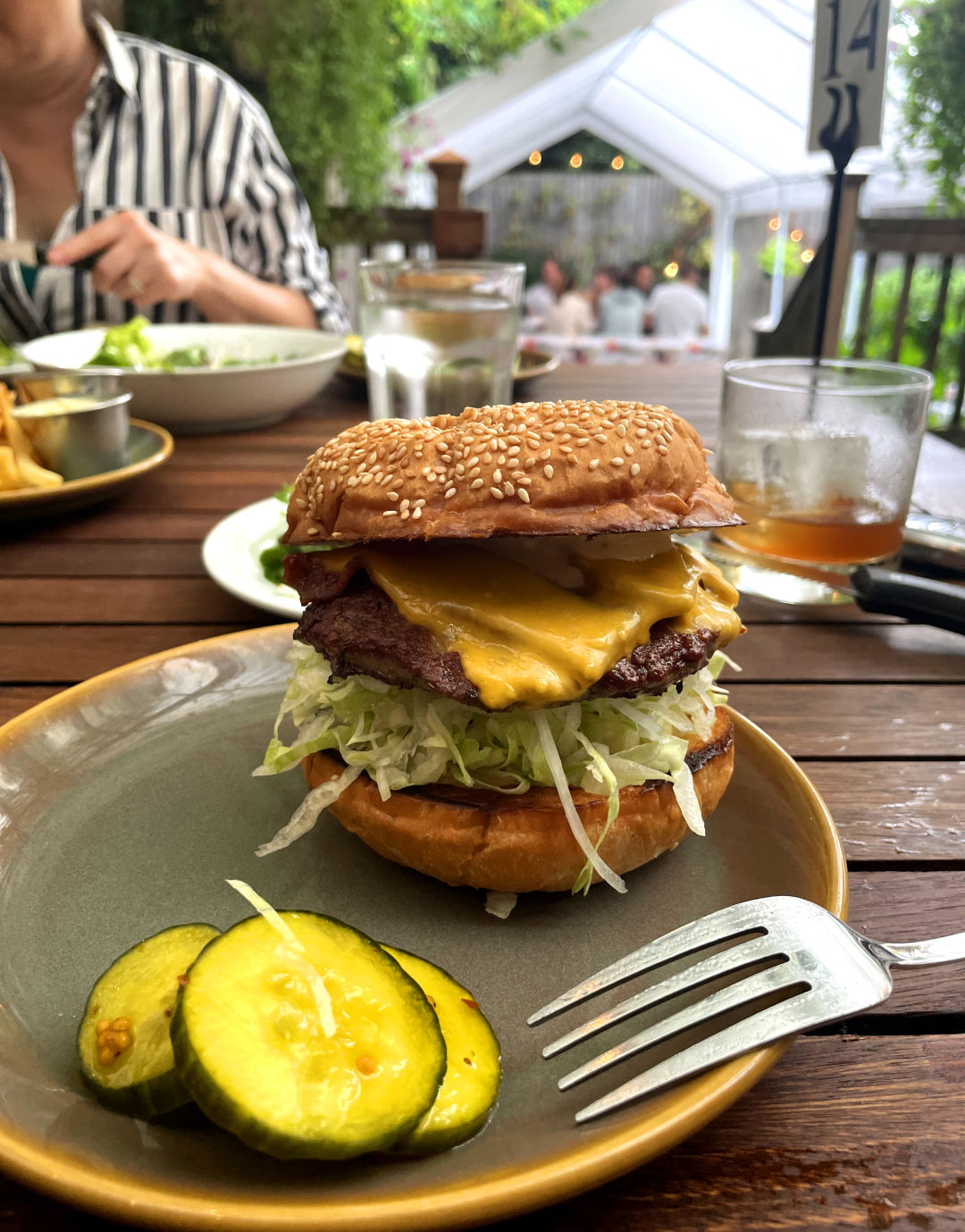 bellwether-best-bar-patios-burger_knzqpc Portland's Best Bar Patios | Portland Monthly