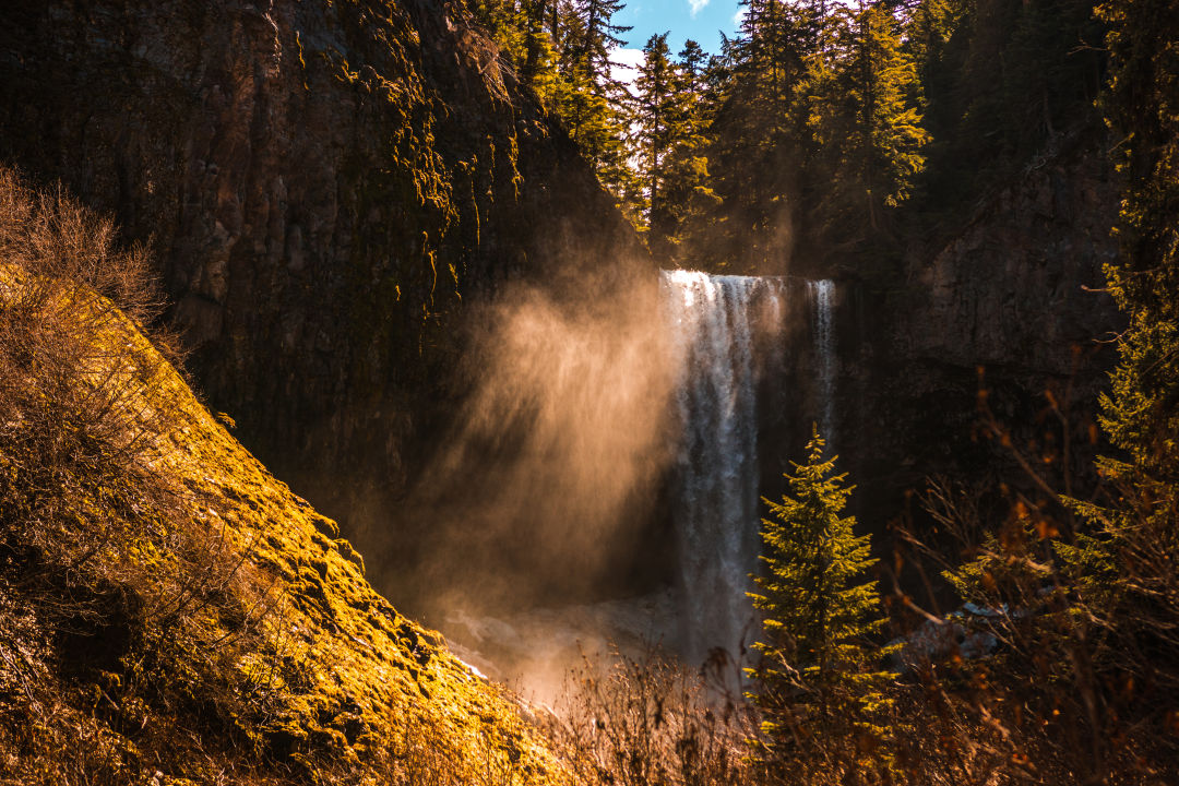 shutterstock_1508954585_at2lx7 Where to See Oregon's Most Spectacular Waterfalls