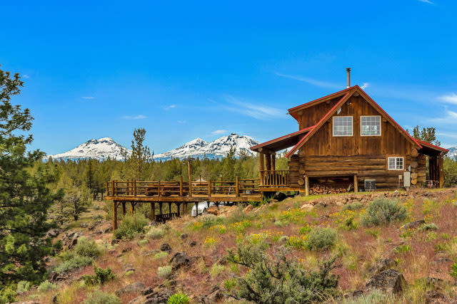 Property Watch: This Hand-Scribed Log Cabin in Sisters Comes with an Airstream Guesthouse - Vimarsana News