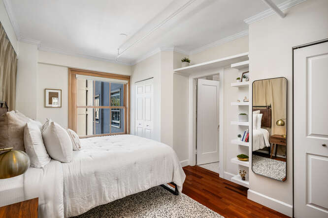 1005_SW_Park_Ave_607_Portland-small-025-017-Bedroom-666x444-72dpi_zzw3tr Property Watch: A Downtown Portland Condo in a Building with History