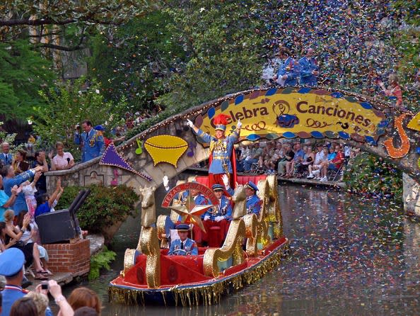 Cavaliers parade float al rendon cqbcds